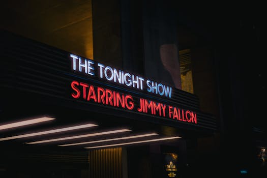Jimmy Fallon Ajuda a 'SNL U.K.' a Roast Jeffrey Epstein e Outros Celebris