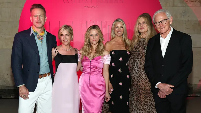 Reese Witherspoon Emociona ao Passar o Bastão Rosa para Nova Geração em Reunião 